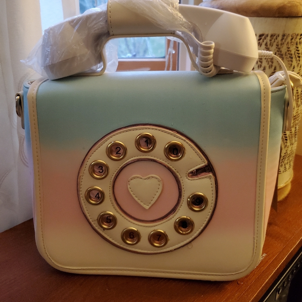A working headset women's phone crossbows bag